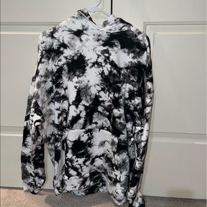 BLACK AND WHITE SWEATSHIRT